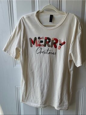 Gildan Cream "Merry Christmas" Graphic Tee